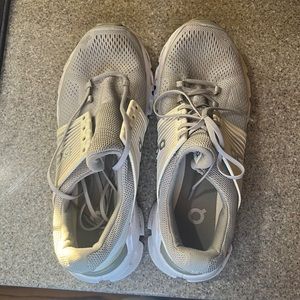 women’s cloudswift onclouds size 9